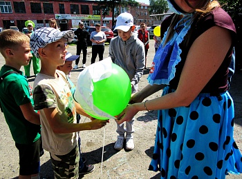 Накануне в Бийске на территории многопрофильного предприятия ООО «БМП «Росток» состоялся праздник посвященный дню защиты детей